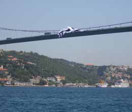 Boğaziçi Köprüsü Beşiktaş bayrağı