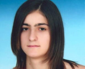 Erciyes Üniversitesi Fen Edebiyat Fakültesi Biyoloji Bölümü 3. sınıf öğrencisi Neşe Kılıç&#39;ın (21) evinin penceresinden atlayarak intihar etti. - nese_kilic-300x243