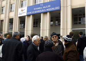 BESIKTAS'TA "RISKLI ALAN" PROTESTOSU