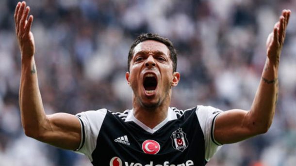 Beşiktaş'ta şimdi de Adriano krizi... Kadro dışı!