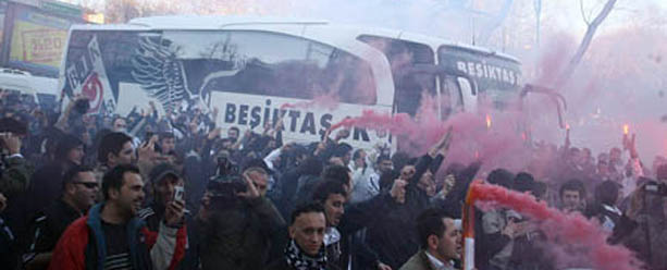 İçinden taraftar geçen takım: BJK 1 mesale carsi613