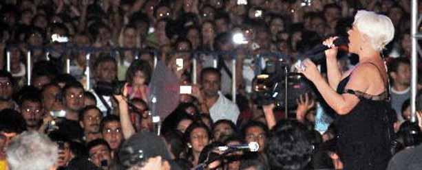 Sezen Aksu Türk bayraklarıyla protesto edilecek 1 sezenaksu munzur 613