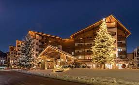Bölgede Bansko Kempinski gibi modern konaklama tesisleri de mevcut.