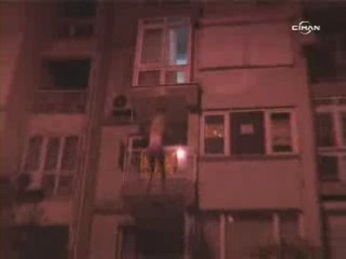 İzmir'de saniye saniye intihar girişimi (Video) 1 izmir intiharrr1