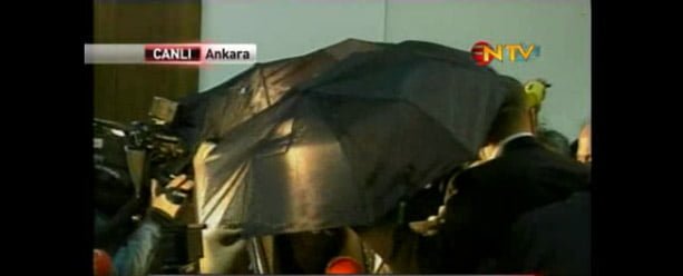 Burhan Kuzu'ya yumurta yağmuru / Video 1 burhankuzusemsiye