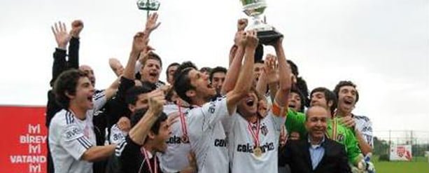 Gençlerbirliği maçından önce İnönü’de tur atmak isteyen Türkiye şampiyonu Beşiktaş U17 Takımı’nın primlerini Nihat Kahveci'nin topladığı iddia edildi.
