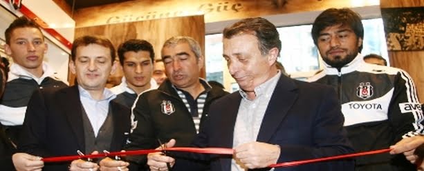 samet aybaba ve futbolcular antalya kartal yuvasi magazasi acilisina katildi besiktas postasi