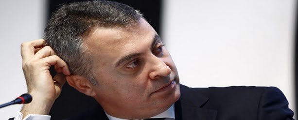 fikret orman a sari lacivert bayrakli protesto besiktas postasi