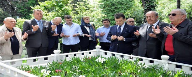 eski baskanlarindan mehmet ustunkaya kabri basinda anildi besiktas postasi