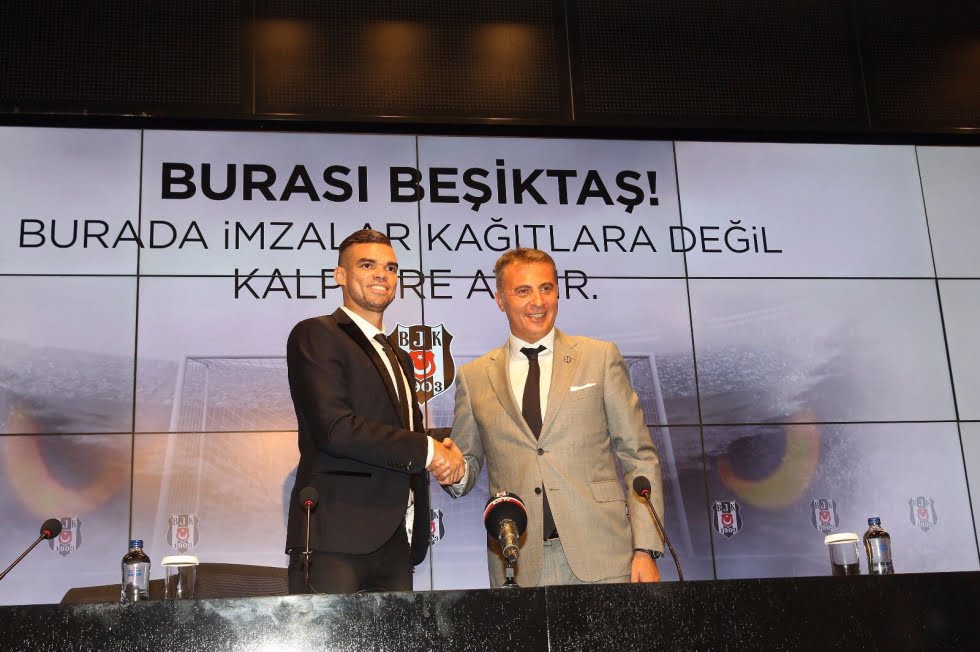 Beşiktaş Başkanı Fikret Orman, Pepe'nin imza töreninde menajerler Jorge Mendes ve Ahmet Bulut'a ve Umut Güner' özellikle teşekkür etti!
