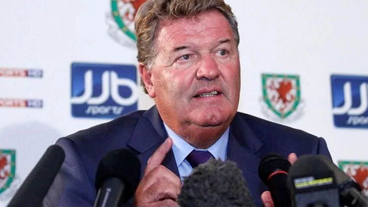 "Beşiktaş’ın oturma sırası: Toshack, Rasim Kara, Quaresma ve İbrahimoviç'den oluşurdu. Vizyon böyle bir şey!" 34 toshack