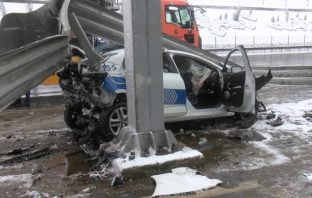 Sivil polis aracı, trafik polisi aracına çarptı: 3 polis yaralandı