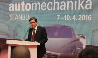 TRW Otomobil yedek parça genel müdürü Mesut Urgancılar, Automechanika'da konuşma yaparken.