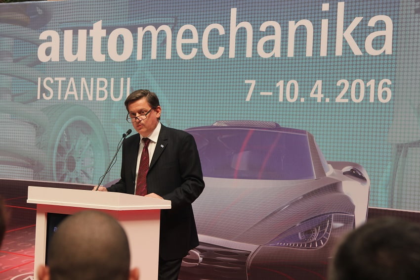 TRW Otomobil yedek parça genel müdürü Mesut Urgancılar, Automechanika'da konuşma yaparken.