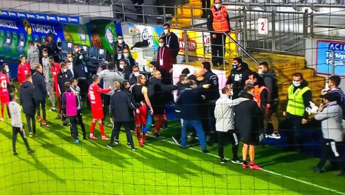 Maçın ardından saha karıştı! 1 Macin ardindan saha karisti