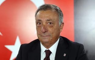 Derbi öncesi Abdülkerim Bardakcı’nın cezası düştü. Beşiktaş taraftarı isyan etti Derbi öncesi Abdülkerim Bardakcı'nın cezası düştü. Beşiktaş taraftarı Ahmet Nur Çebi'ye isyan etti