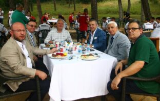 Fikret Orman ve Mete Vardar Ümraniye’de Barbekü Partisi yaptı Mete Vardar Sinan Vardar Besiktas Barbeku