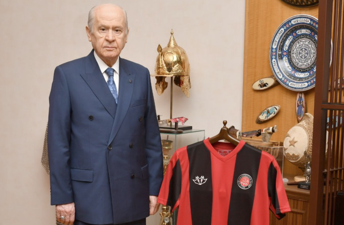 Devlet Bahçeli: “Beşiktaş’tan ayrıldım, bundan böyle Karagümrüklüyüm” Video Devlet Bahçeli: "Beşiktaş'tan ayrıldım, bundan böyle Karagümrüklüyüm" Video
