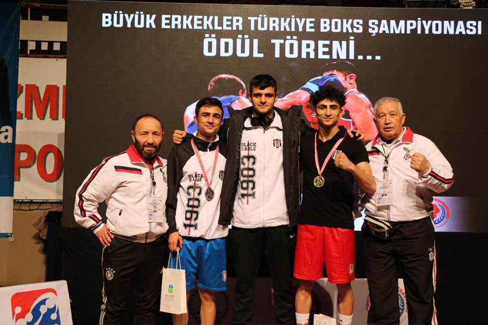 Beşiktaş boks takımından uzaklaştırılan şampiyonaları yetiştiren emektar hoca Zeki Karalı ve Türkiye şampiyonu Emin Erdoğdu tepkisi sürüyor Birgün gazetesi yazarı Eren Tutel yazdı :500 TL’yi çok gördüler, tepki gösterince kovdular