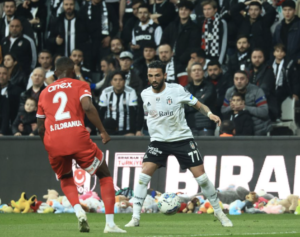 Beşiktaş taraftarı, depremzedeler adına sahaya oyuncak attı Beşiktaş - Antalyaspor maçının 4. dakika 17. saniyesinde siyah-beyazlı taraftarlar depremzedeler adına sahaya oyuncak atıldı.