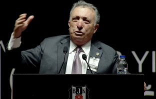 Olaylı geçen Beşiktaş Divan Kurulu Toplantısında Ahmet Nur Çebi kavga etti Ahmet Nur Çebi, Beşiktaş Divan Kurulu Toplantısı’nda Beşiktaş Divan Kurulu Üyesi ile kavga etti.