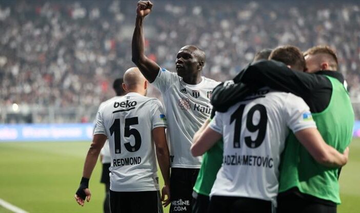 Beşiktaş, geriye düştüğü maçta Galatasaray’ı 3-1 mağlup etti. Beşiktaş, geriye düştüğü maçta Galatasaray'ı 3-1 mağlup etti.