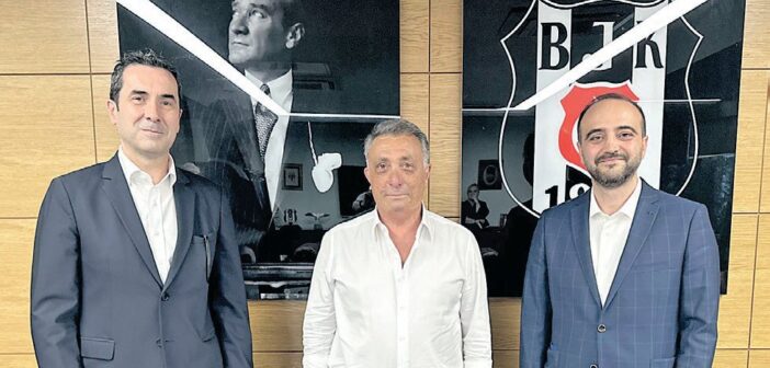 Sözcü Gazetesi Spor Servisi Müdürü Bahadır Çokişler, Beşiktaş Başkanı Ahmet Nur Çebi ve Sözcü yazarı Yasin Yıldırım.