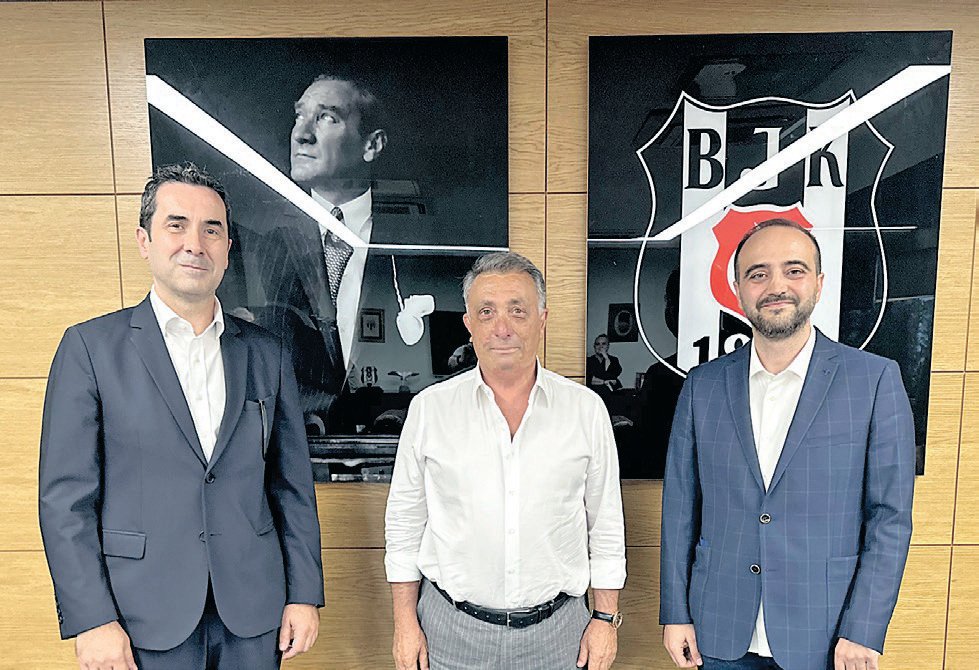 Sözcü Gazetesi Spor Servisi Müdürü Bahadır Çokişler, Beşiktaş Başkanı Ahmet Nur Çebi ve Sözcü yazarı Yasin Yıldırım.