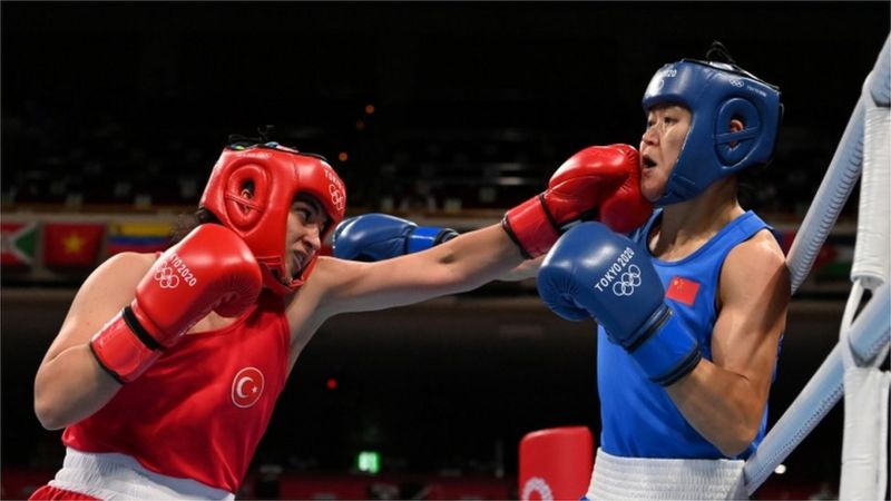Busenaz Sürmeneli, kadınlar boksta 69 kiloda Çinli rakibini yenerek Olimpiyat Şampiyonu oldu