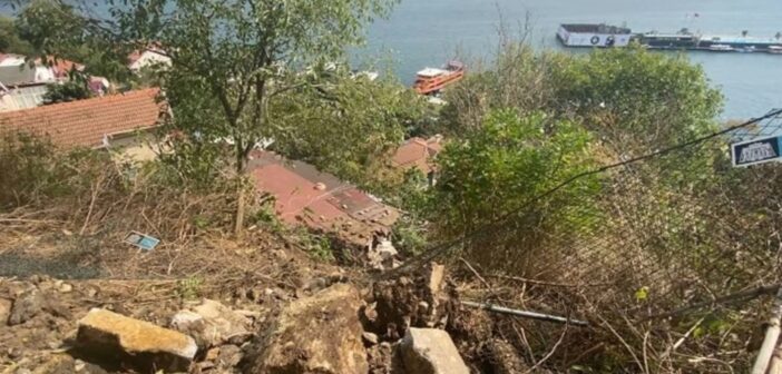 Kuruçeşme’de Evlerin Üzerine Kaya Düştü