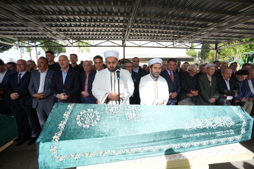 Geçirdiği kalp krizi sonucu 86 yaşında hayata veda eden BJK Divan Kurulu Üyesi, Emir Tamer’in babası Rauf Tamer için Zincirlikuyu Camii’nde bir cenaze töreni düzenlendi.