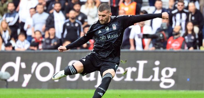 Beşiktaş'a kritik üç puanı getiren golü 55. dakikada Rebic'in müthiş pası ile Jackson Muleka kaydetti. Teknik direktör Rıza Çalımbay ilk maçında galibiyet aldı.