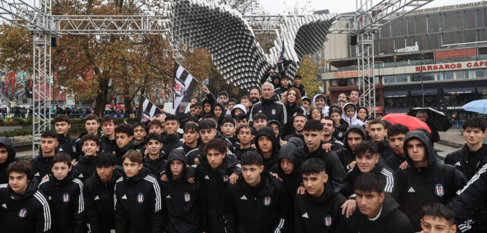 Beşiktaş Kulübü, İstanbul Büyükşehir Belediyesi tarafından yenilenen Beşiktaş İskele Meydanı'na yaptırdığı kartal heykelinin açılışını yaptı.