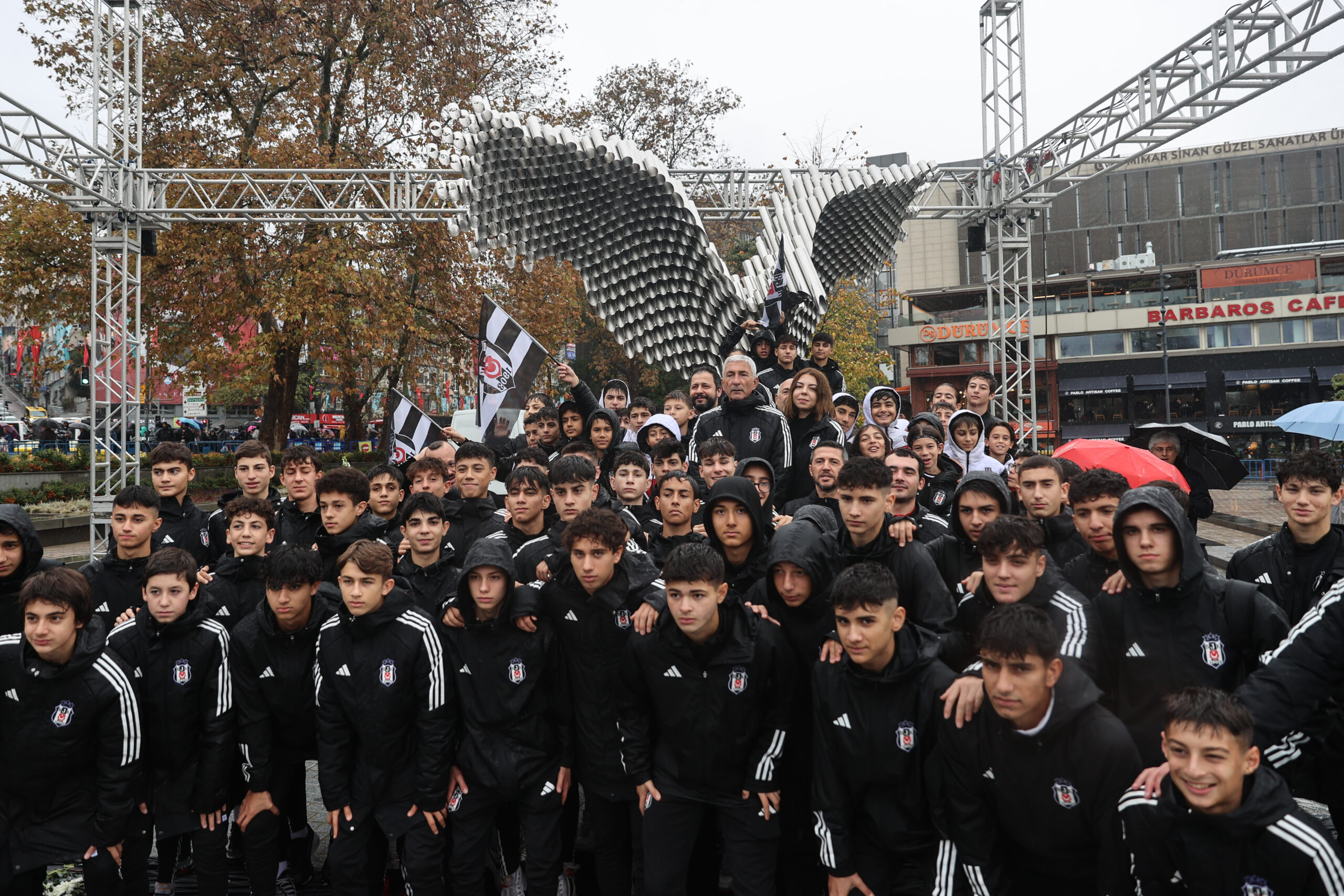 Beşiktaş Kulübü, İstanbul Büyükşehir Belediyesi tarafından yenilenen Beşiktaş İskele Meydanı'na yaptırdığı kartal heykelinin açılışını yaptı.