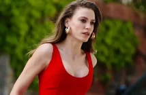 Ünlü oyuncu Serenay Sarıkaya, Etiler'de gazetecilerin kendisine yönelttiği 'Bekarlık nasıl gidiyor?' sorusuna verdiği cevapla dikkat çekti.