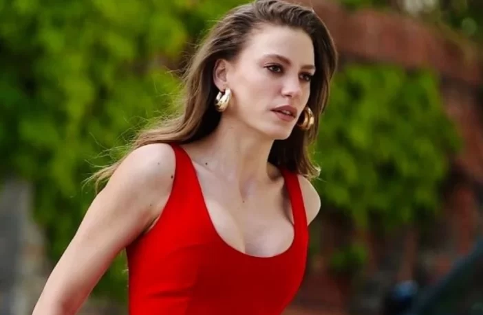Ünlü oyuncu Serenay Sarıkaya, Etiler'de gazetecilerin kendisine yönelttiği 'Bekarlık nasıl gidiyor?' sorusuna verdiği cevapla dikkat çekti.