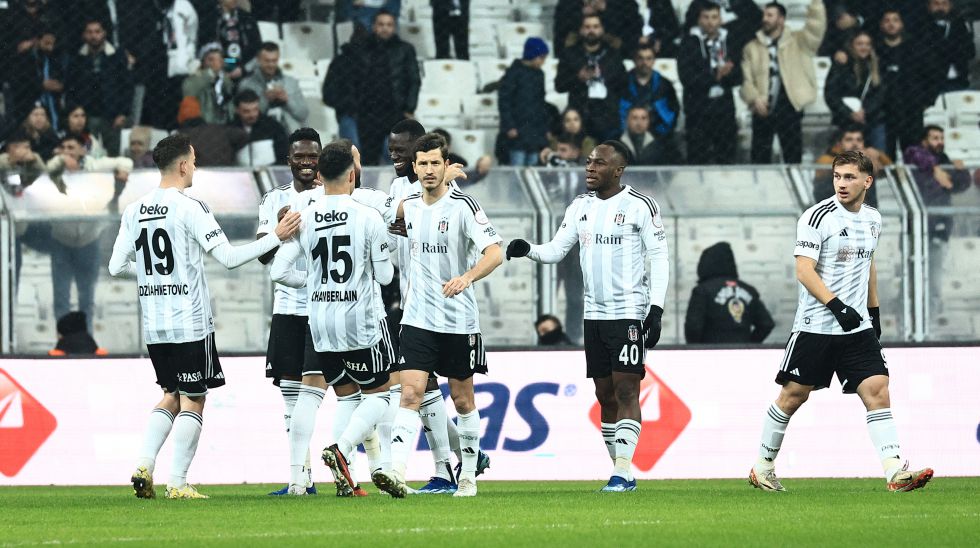 Beşiktaş evinde Alanyaspor'a 3 golle kaybetti