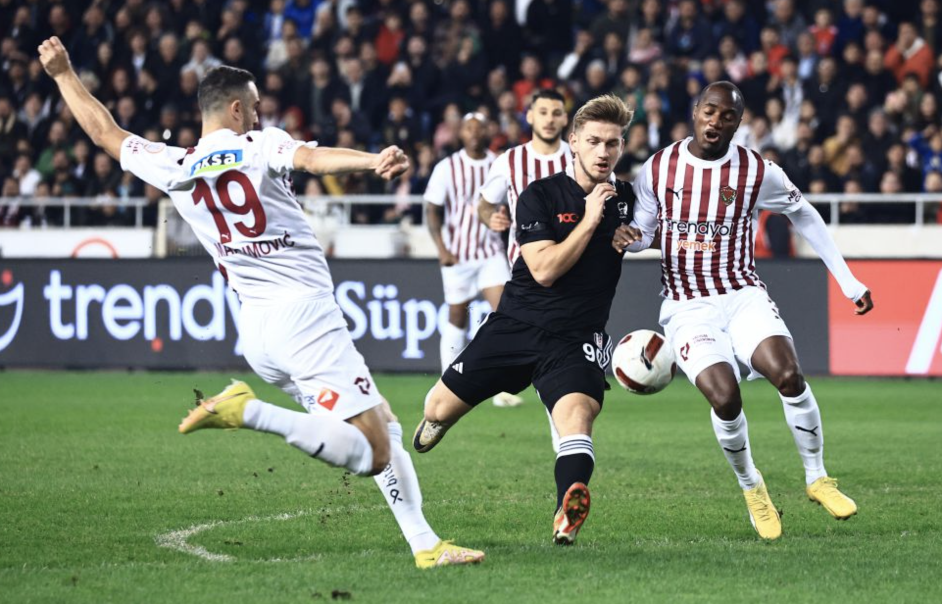 Hatayspor, Beşiktaş'ı konuk etti. Beşiktaş Hatayspor'a karşı sahadan 2-1 galip ayrıldı.