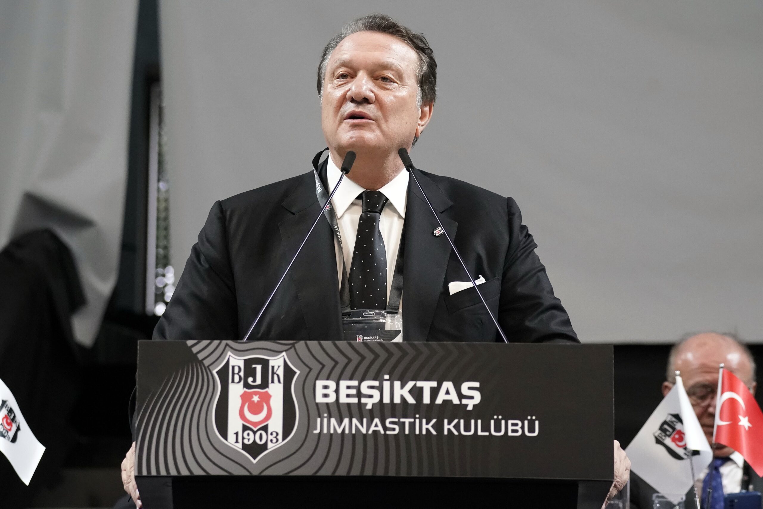 Beşiktaş’ta başkanlık görevine seçilen Hasan Arat, siyah-beyazlı camiaya seslendi.