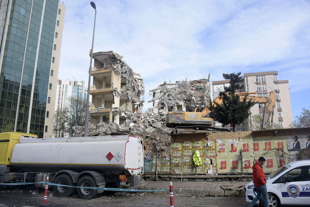 İstanbul Beşiktaş Levent'te, Kanyon AVM karşısında ki 11 katlı binanın yıkımı sırasında, yola molozlar düştü. Olayda 3 araç hasar gördü