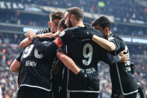 Beşiktaş ile Fatih Karagümrük karşı karşıya geldi. Siyah-Beyazlılar yeni hocası Fernando Santos ile çıktığı ilk maçını 3-0'lık net skorla kazandı.