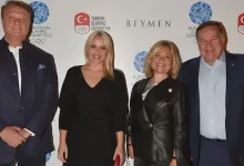 Beymen Grubu Yönetim Kurulunda görev yapan Hasan Arat ve Beymen Group CEO’su Elif Çapçı Ortaköy Feriye’de gerçekleşen geceye ev sahipliği yaptılar.