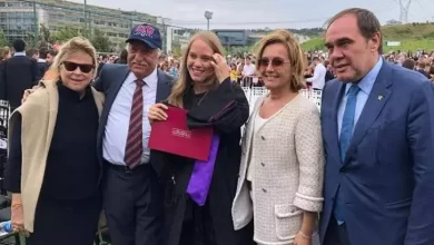 Yıldırım Demirören ve Revna Demirören diploma töreninde kızlarını yalnız bırakmazken, törene Demirören Medya Holding İcra Kurulu Başkanı Mehmet Soysal ile Hüsnü Özyeğin'de katıldı.