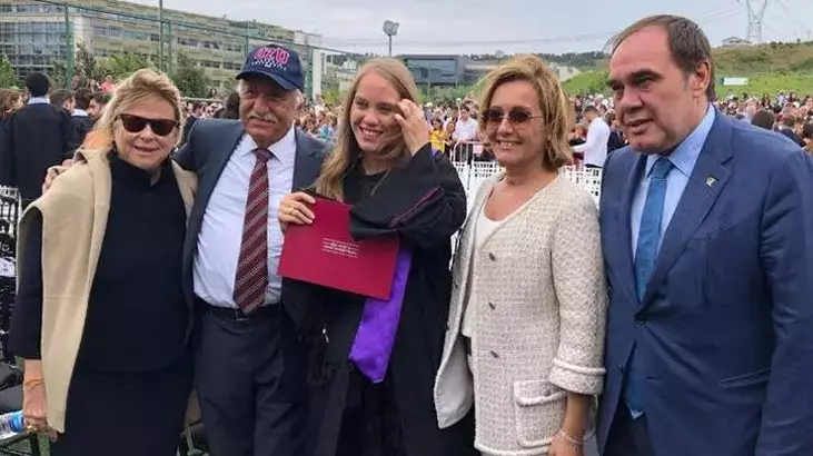 Demirören ailesinin mutlu günü 1 Yıldırım Demirören ve Revna Demirören diploma töreninde kızlarını yalnız bırakmazken, törene Demirören Medya Holding İcra Kurulu Başkanı Mehmet Soysal ile Hüsnü Özyeğin'de katıldı.