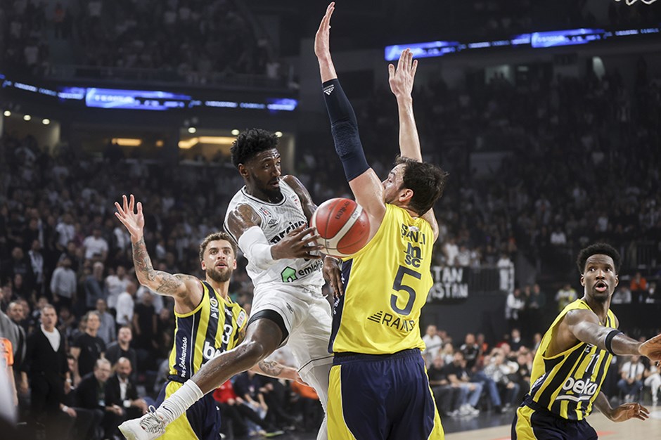 Beşiktaş Basketbolda Fenerbahçe'ye farklı mağlup oldu