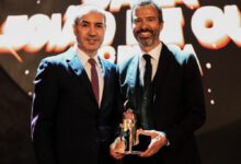Jorge Mendes Pazartesi günü SC Braga Arena'da düzenlenen Legion of Gold galasında Braga Kulüp Başkanı Antonio Salvador'dan Altın Savaşçı ve Liyakat ödülünü aldı