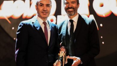 Jorge Mendes Pazartesi günü SC Braga Arena'da düzenlenen Legion of Gold galasında Braga Kulüp Başkanı Antonio Salvador'dan Altın Savaşçı ve Liyakat ödülünü aldı