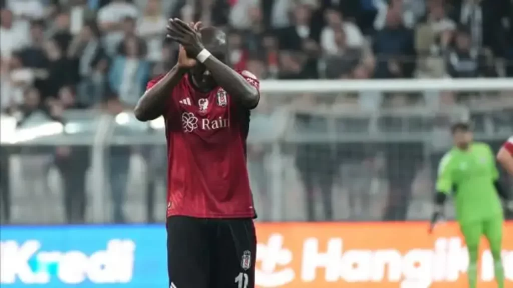 Beşiktaşlı taraftarlar, Hatayspor müsabakasında oyuna sonradan giren Vincent Aboubakar’ı ıslıklayarak protesto etti. Kamerunlu oyuncu da alkışlayarak taraftara karşılık verdi. 
