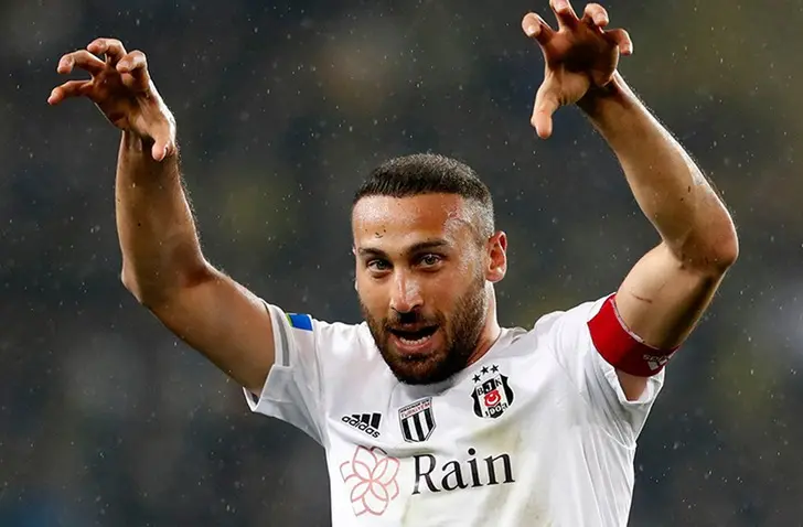 Beşiktaş'ta Cenk Tosun gitti, Immobile geldi 2 Siyah-beyazlılarda kalmak için son güne kadar çabalayan Cenk Tosun, Hasan Arat yönetiminin son teklifini de beğenmeyince masadan kalktı.
