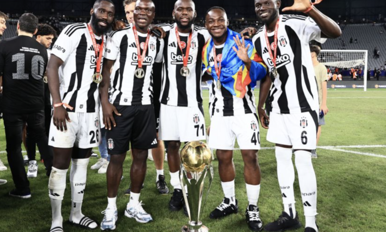 Beşiktaş Galatasaray'ı 5 golle geçerek Süper Kupa'nın sahibi oldu 1 Beşiktaş, Süper Kupa'da kozlarını paylaştığı Galatasaray'ı 5-0 mağlup etti ve kupayı kazanan taraf oldu.